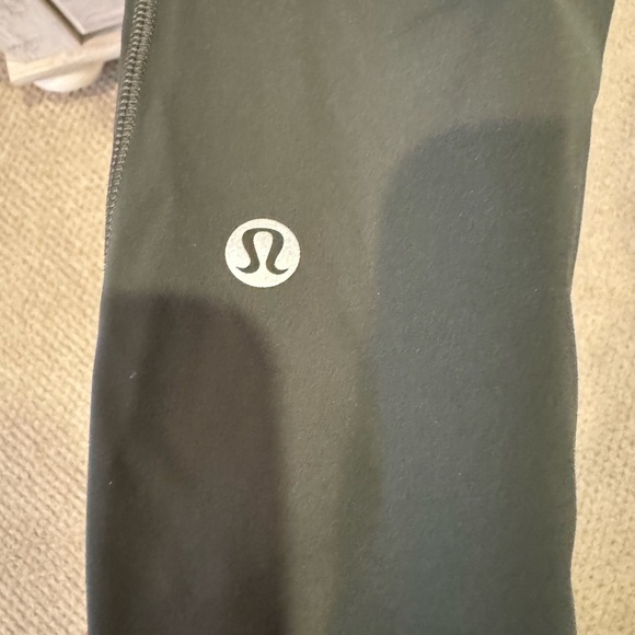 Lululemon Women's army green leggings sizes 4 - Picture 3 of 4